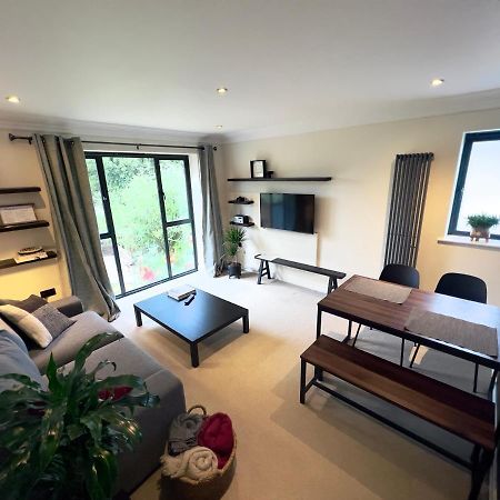 Modern And Cozy 2-Guest Flat With Gated Parking Kingston upon Thames (Greater London) Exterior foto