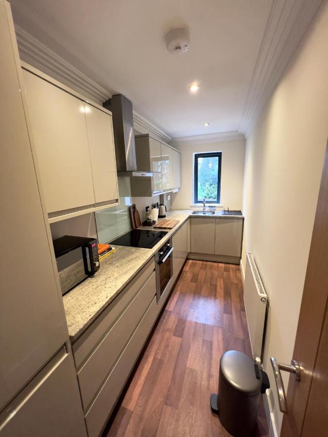 Modern And Cozy 2-Guest Flat With Gated Parking Kingston upon Thames (Greater London) Exterior foto