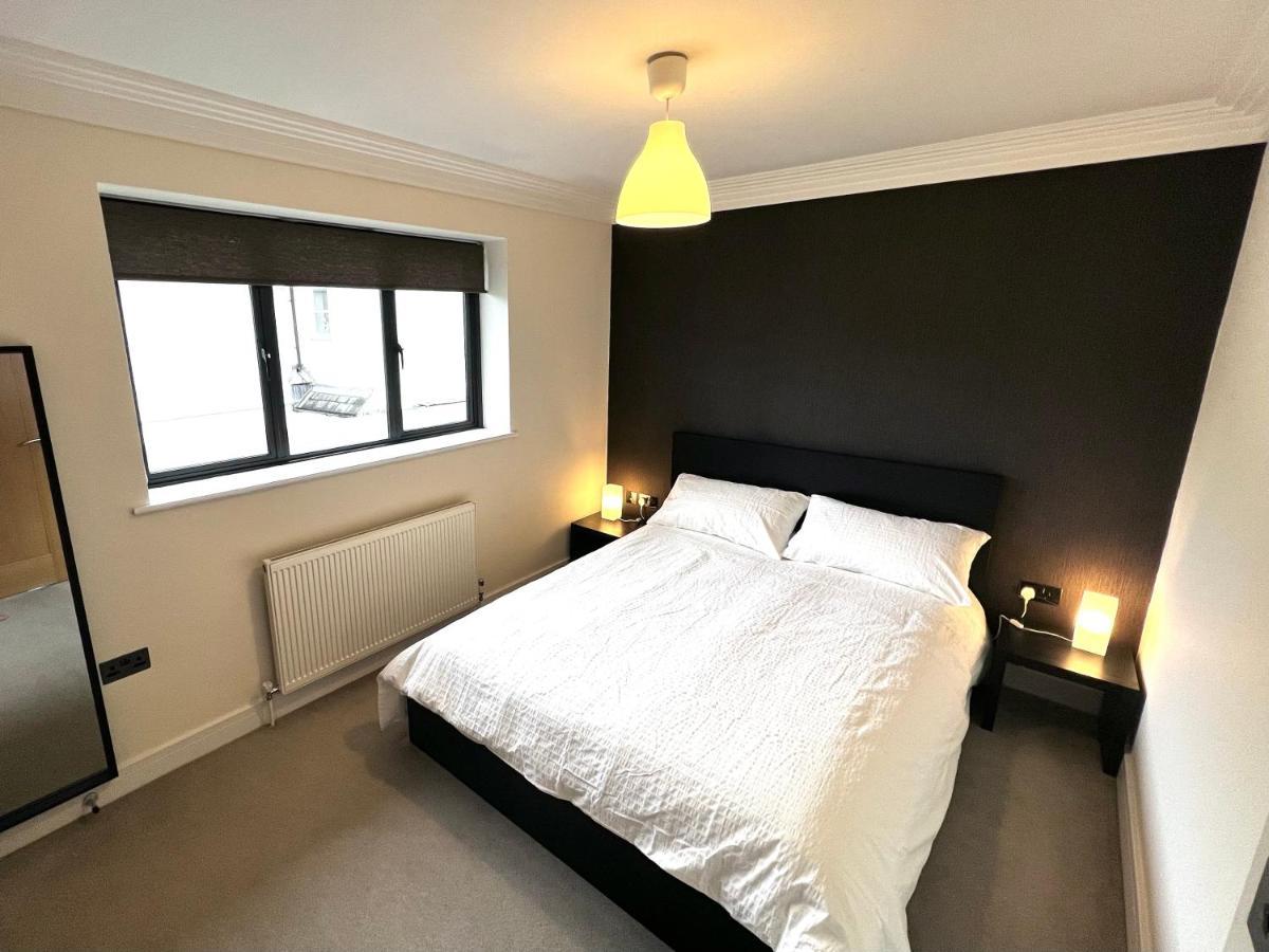 Modern And Cozy 2-Guest Flat With Gated Parking Kingston upon Thames (Greater London) Exterior foto